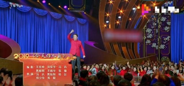 62岁冯巩坐缆车吓得满头汗!遇路人大方合影好亲切