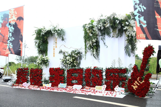 谢霆锋在节目组庆40岁生日 李荣浩拍手唱生日歌