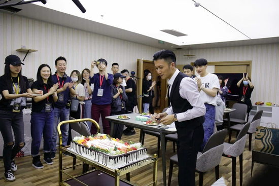 谢霆锋在节目组庆40岁生日 李荣浩拍手唱生日歌