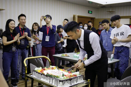 谢霆锋在节目组庆40岁生日 李荣浩拍手唱生日歌