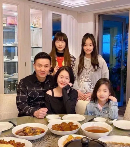 小S大女儿敷面膜玩滑板又美又飒,14岁许曦文身高超过妈妈