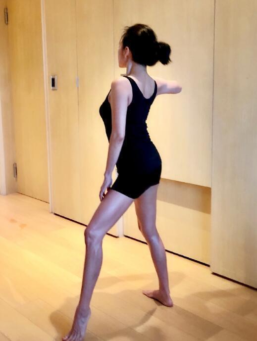 小S大女儿敷面膜玩滑板又美又飒,14岁许曦文身高超过妈妈