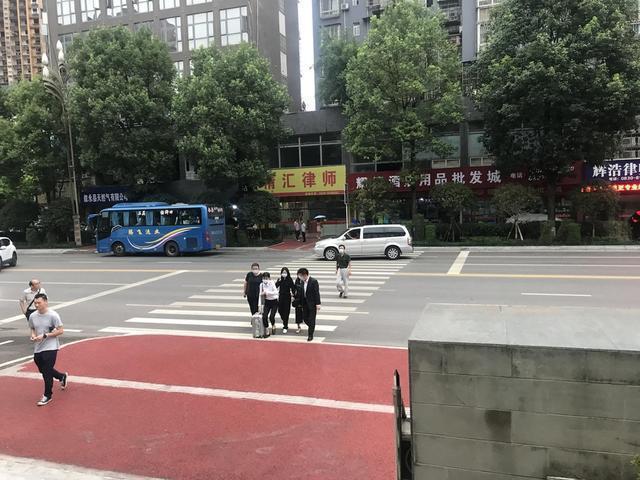 酒驾+毒驾！谭松韵现身妈妈被撞案庭审，真相曝光令人气愤