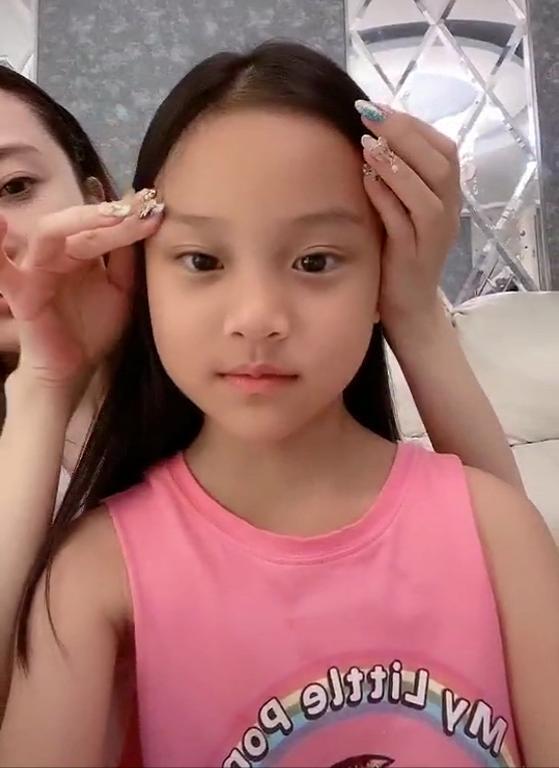 李小璐母女画“张飞妆”笑到变形,甜馨白净似小公主