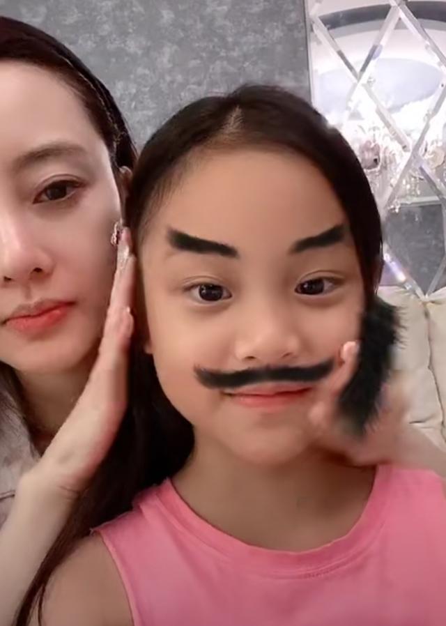 李小璐母女画“张飞妆”笑到变形,甜馨白净似小公主