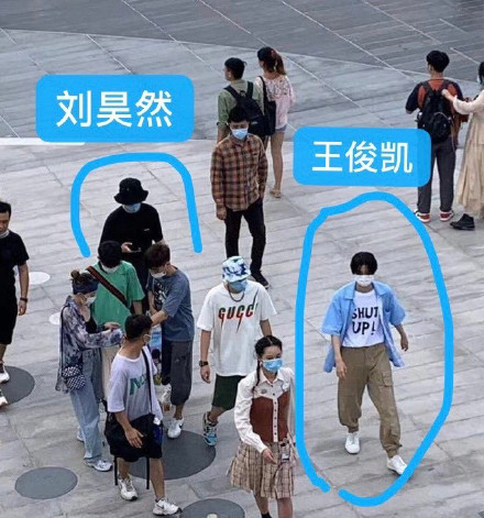 校草同框偶遇!刘昊然王俊凯胡先煦同游迪士尼 他们都玩了啥?
