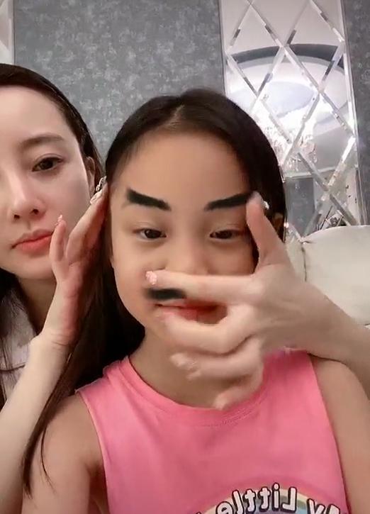 李小璐母女画“张飞妆”笑到变形,甜馨白净似小公主