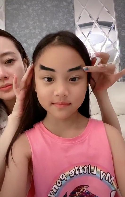 李小璐母女画“张飞妆”笑到变形,甜馨白净似小公主