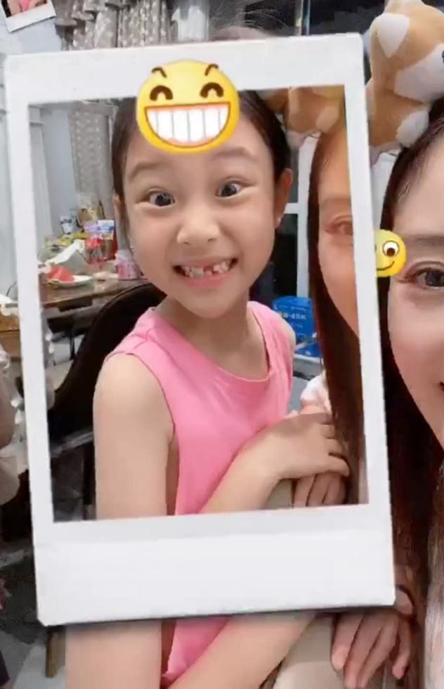 李小璐母女画“张飞妆”笑到变形,甜馨白净似小公主