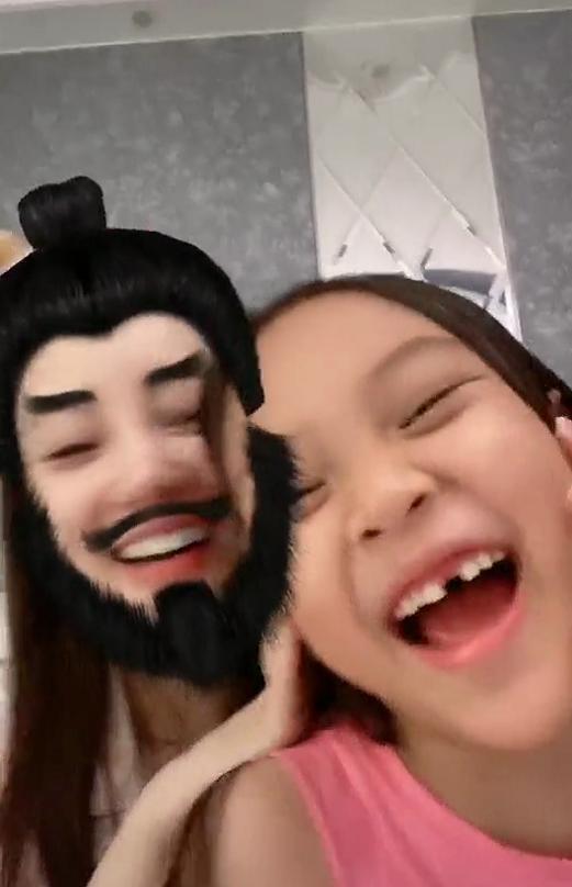 李小璐母女画“张飞妆”笑到变形,甜馨白净似小公主