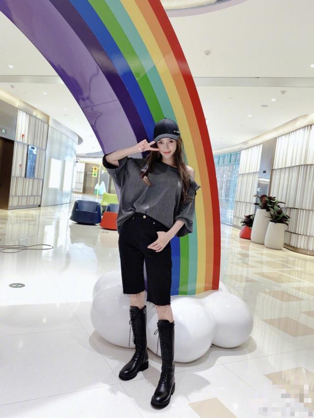 加麻加辣!Baby和小鲜肉深夜嗨玩 主动邀约郭敬明 亲密合影遭非议