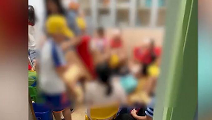 杭州一小学误开紫外线灯5个小时,致100余名学生眼睛被灼伤,校方回应