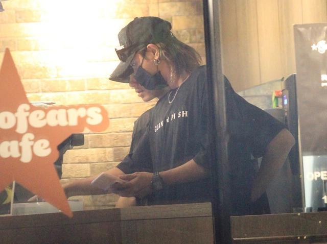 罗志祥点赞嫩模后现身,店铺搬货算账闲不下来,暴瘦后满脸憔悴