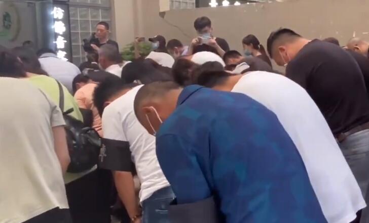 令人泪目！成都跳河救人的哥告别会举行 为救轻生女子献出宝贵生命