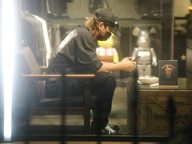 罗志祥点赞嫩模后现身,店铺搬货算账闲不下来,暴瘦后满脸憔悴