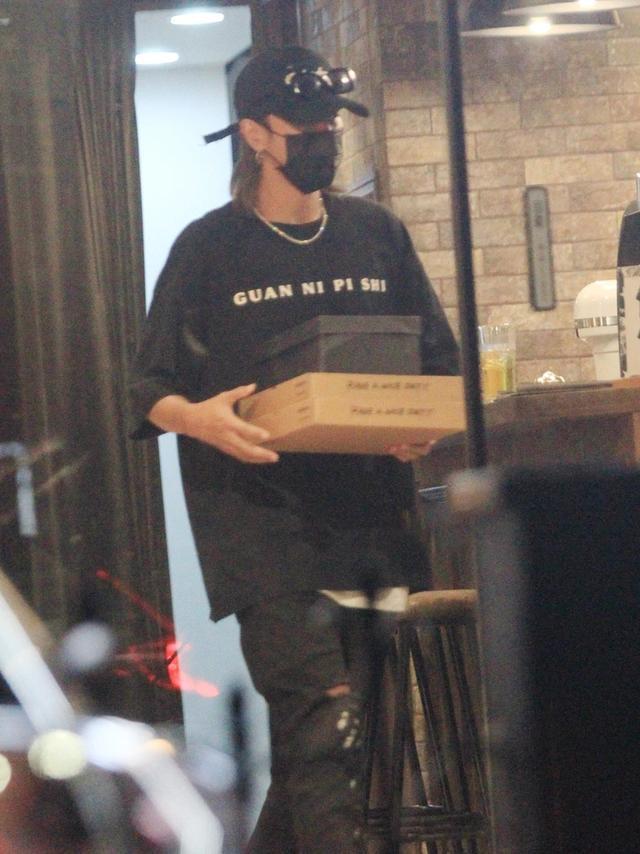 罗志祥点赞嫩模后现身,店铺搬货算账闲不下来,暴瘦后满脸憔悴