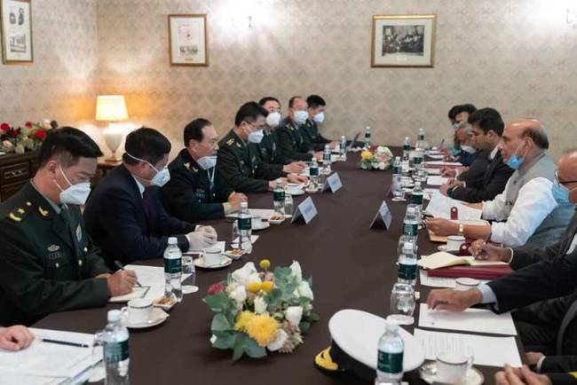 中国国务委员兼国防部长魏凤和与印度防长拉吉纳特·辛格在莫斯科举行会晤。新华社记者白雪骐