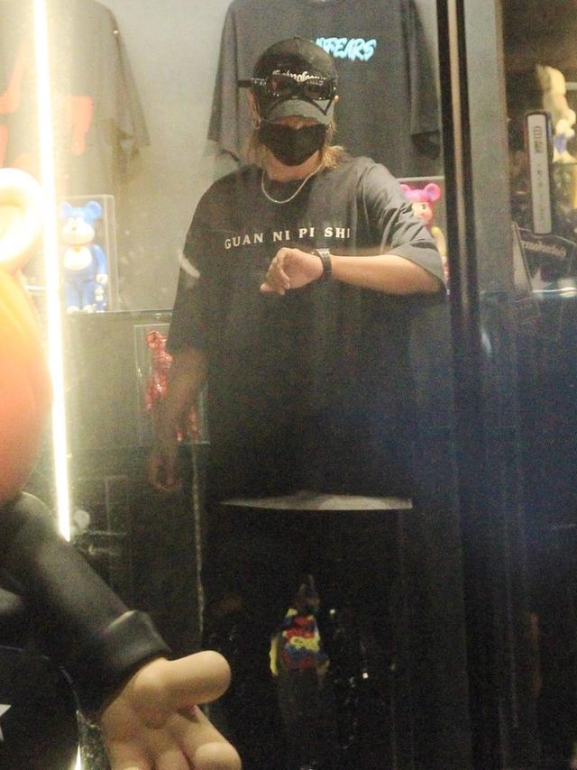 罗志祥点赞嫩模后现身,店铺搬货算账闲不下来,暴瘦后满脸憔悴