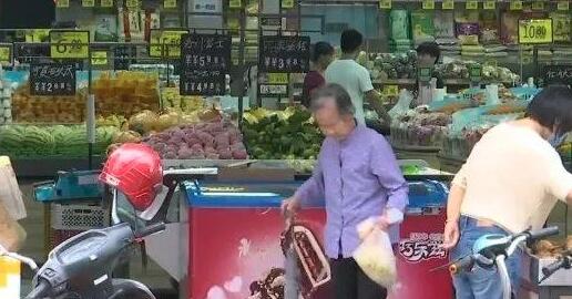 争议!店家回应让偷排骨老人挂牌示众说了什么?具体是怎么回事?