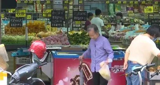 【吃瓜围观】超市回应老人盗窃被挂牌示众:已经是第三次了