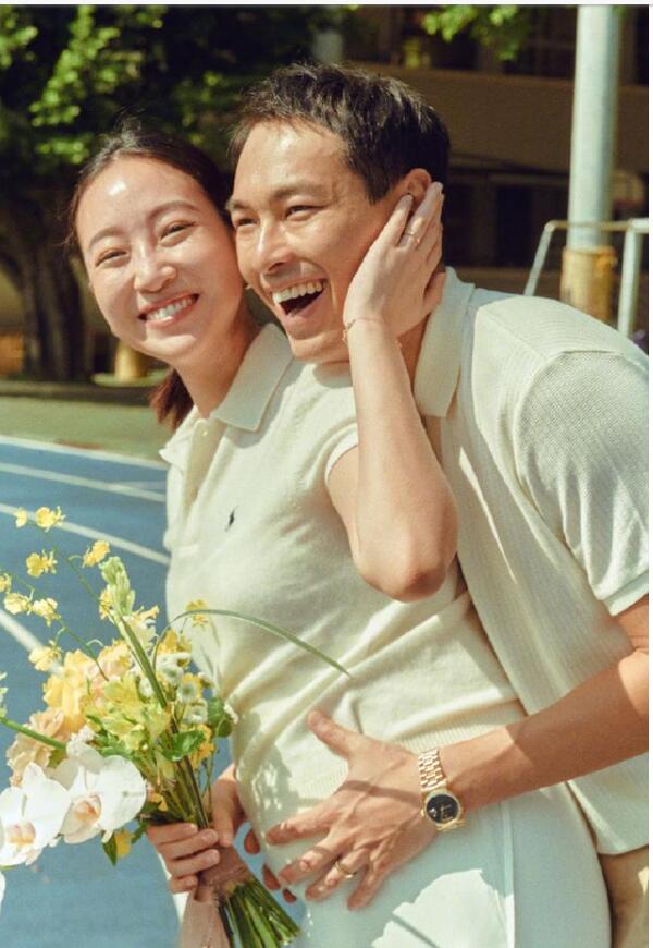 杨祐宁结婚！杨祐宁捧着老婆孕肚，幸福甜蜜极了！