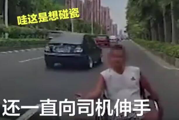 男子坐着轮椅在马路上碰瓷什么情况？终于真相了，原来是这样！