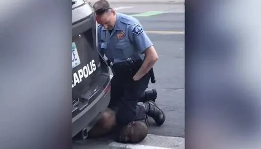  美国黑人弗洛伊德遭警察跪压致死，图源：推特