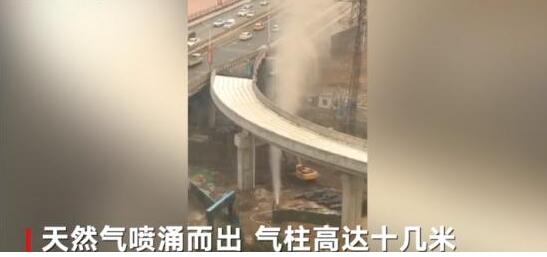 这也太大意了！兰州一工地挖断天然气管道 现场到底发生了什么？