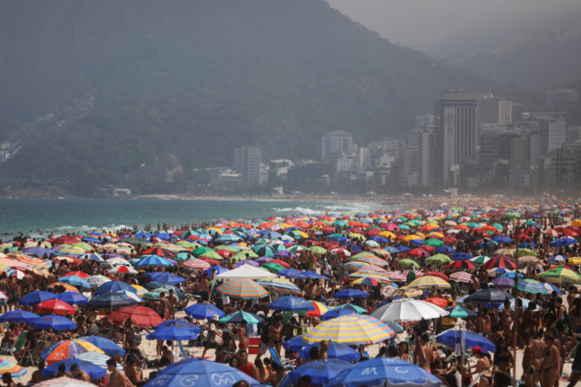 炎热周末 巴西多地民众不顾禁令海边聚集