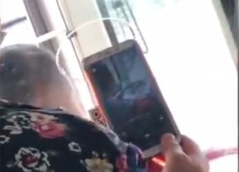 老奶奶坐公交对着司机的头扫码什么情况？终于真相了，原来是这样！