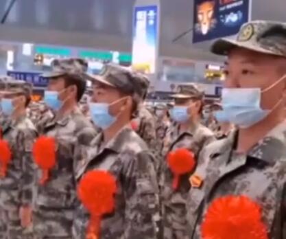 传承！新兵老兵火车站相遇互致军礼，这场景感动到落泪！