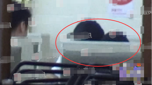 新恋情?文章与美女吃宵夜,醉后吐苦水获贴心拭泪