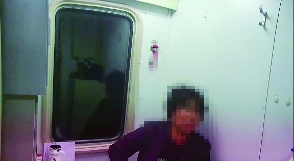 【奇葩】火车上偷化妆品还穿走别人裤子，具体是怎么回事？