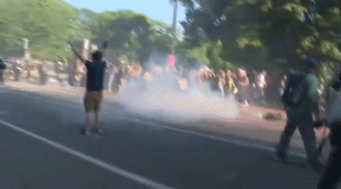 6月1日，执法人员与抗议者在白宫外与抗议者冲突，街上出现烟雾 视频截图