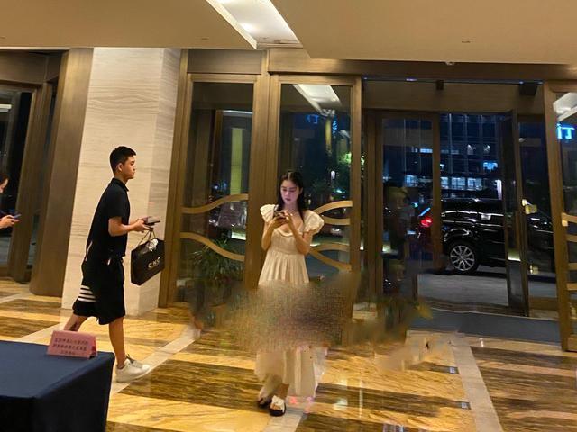 因戏生情?胡一天赵樱子疑被曝恋情 深夜同回酒店