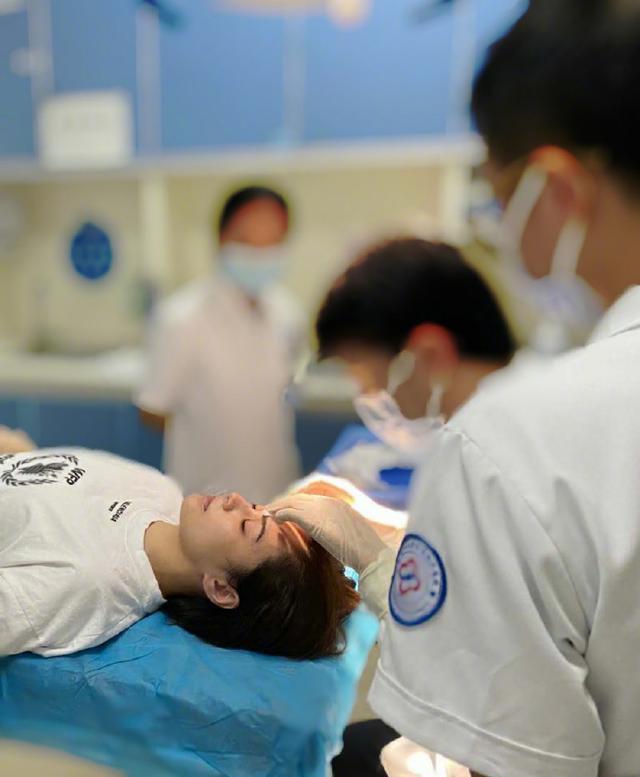 赖弘国深夜与富家千金开豪车约会,女方情史丰富专搭小鲜肉