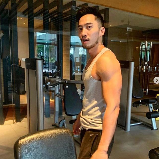 赖弘国深夜与富家千金开豪车约会,女方情史丰富专搭小鲜肉