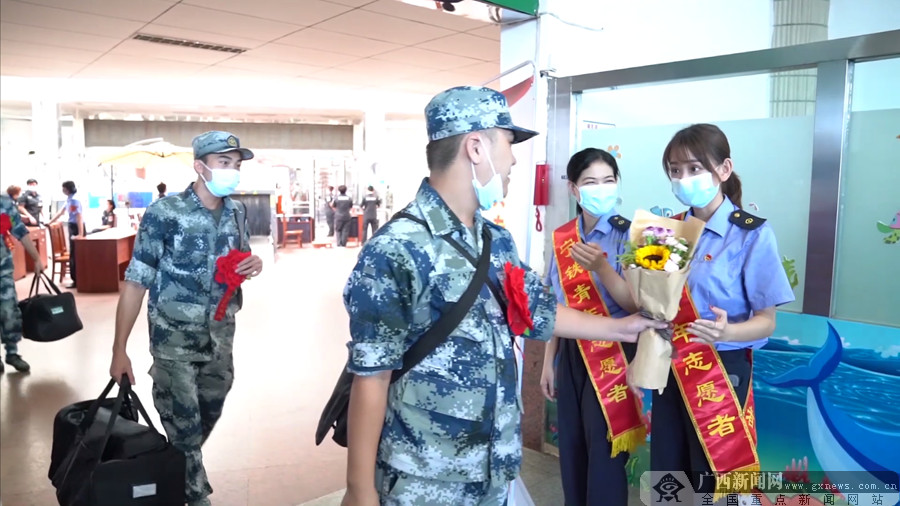 太甜了！新兵战士入伍前送花给铁路小姐姐