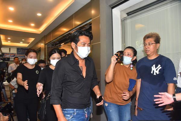 黄鸿升追悼会现场:女友情绪几近崩溃,张钧甯贾静雯哀伤落泪