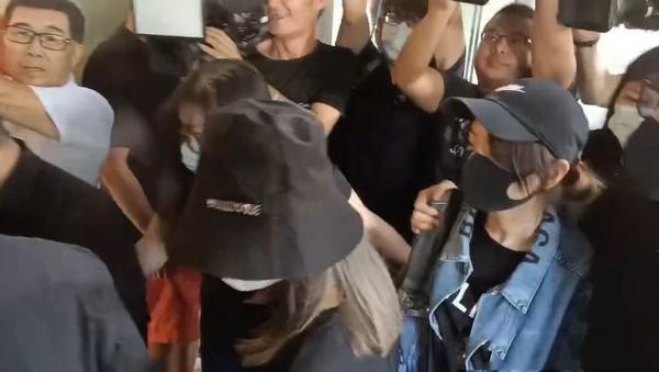 黄鸿升追悼会现场:女友情绪几近崩溃,张钧甯贾静雯哀伤落泪