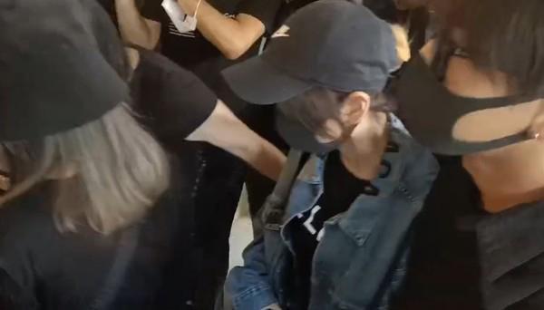 黄鸿升追悼会现场:女友情绪几近崩溃,张钧甯贾静雯哀伤落泪