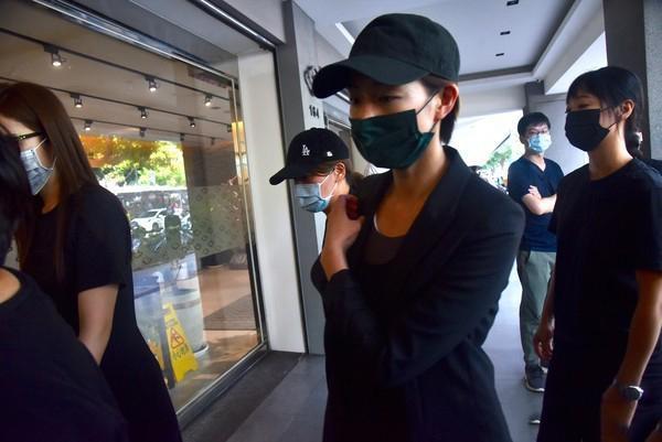 黄鸿升追悼会现场:女友情绪几近崩溃,张钧甯贾静雯哀伤落泪