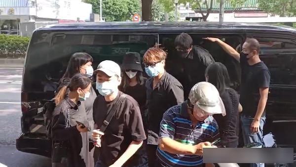 黄鸿升追悼会现场:女友情绪几近崩溃,张钧甯贾静雯哀伤落泪