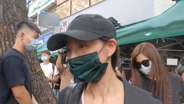黄鸿升追悼会现场:女友情绪几近崩溃,张钧甯贾静雯哀伤落泪
