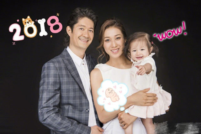 钟嘉欣穿泳装秀身材，细腰长腿一点不像俩娃妈