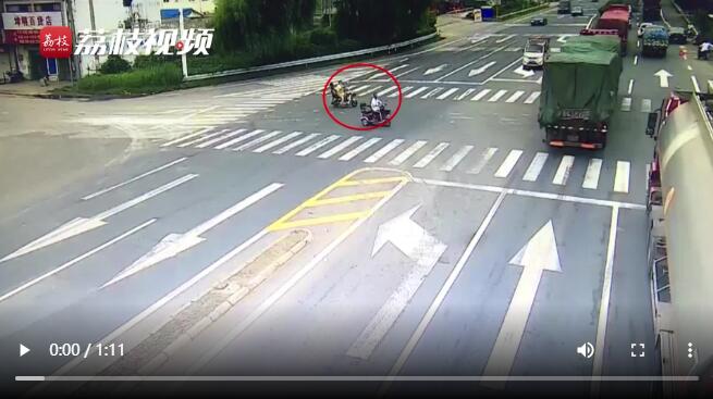 【突发】女子骑电动车闯红灯儿子跳车被撞 现场都发生了什么?