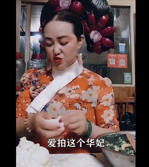 女子用食材做千件古装头饰 只要颜值高戴啥都好看!