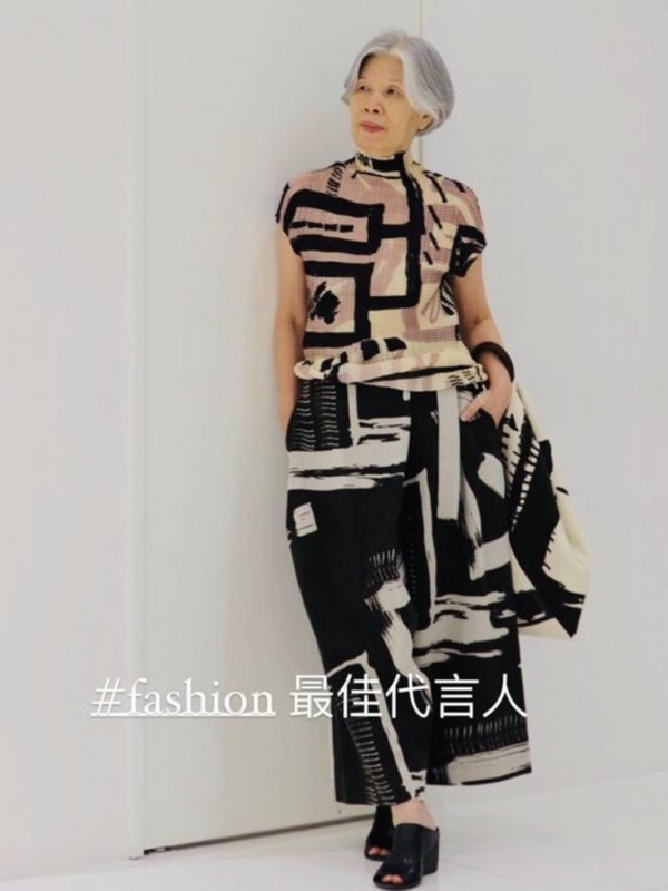 太fashion了！周杰伦妈妈好会穿 网友：完全可以走秀场了！