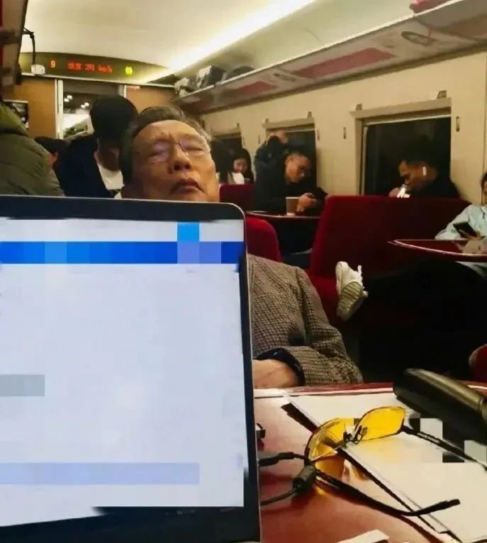 钟南山回忆“乘餐车去武汉”背后故事，一句话令人泪目