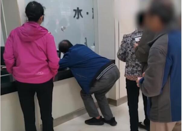 【围观】公司回应缴费大厅现半蹲式窗口 现场发生了什么？
